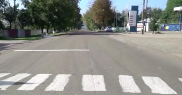 O adevărată minune a şoselelor a apărut la Botoşani. O trecere de pietoni privată, făcută cu bidineaua