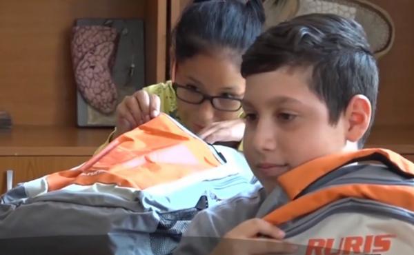 Copii din Hunedoara, ajutați cu rechizite de Fundația Mereu Aproape