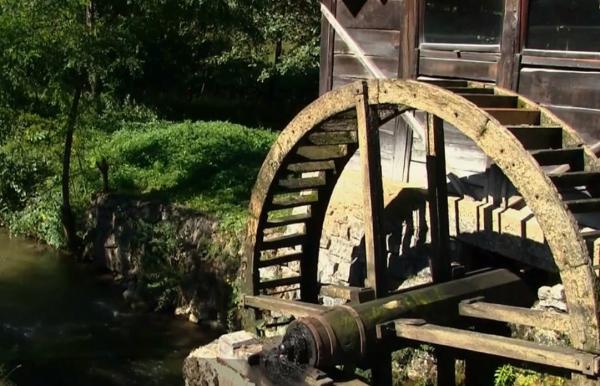 O moară-monument, din Munţii Pădurea Craiului din Bihor, încă mai macină după 150 de ani