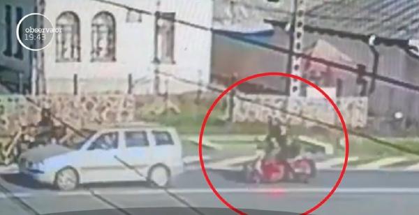 Un motociclist de 46 de ani a ajuns la spital cu răni grave, după ce a intrat în plin într-o maşină care circula regulamentar, în Neamţ