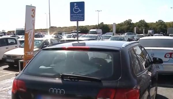 Şoferii parchează pe locurile persoanelor cu dizabilităţi, fără vreo ruşine. Unii chiar devin agresivi (Video)
