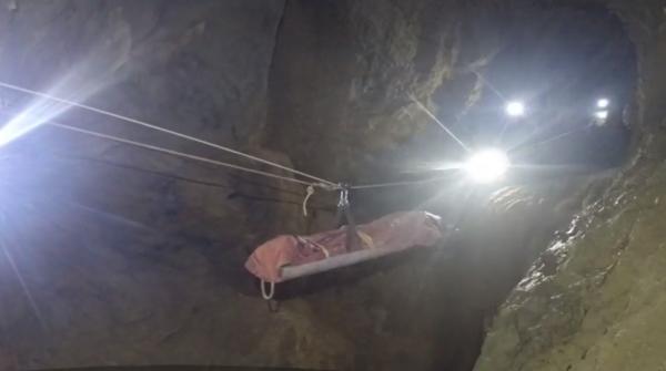 Exerciţiu de salvare la 200 de metri adâncime, în cea mai adâncă peşteră din România!