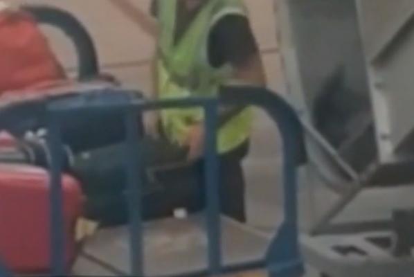 Imagini incredibile pe aeroportul din Ibiza! Un angajat a fost filmat de un pasager în timp ce fura dintr-un bagaj