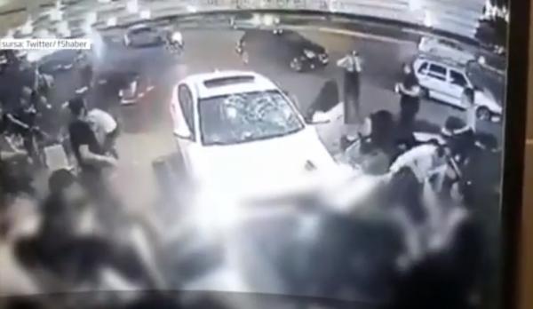 Accident șocant în Turcia. O mașină a ajuns pe terasa plină de clienţi a unei cafenele