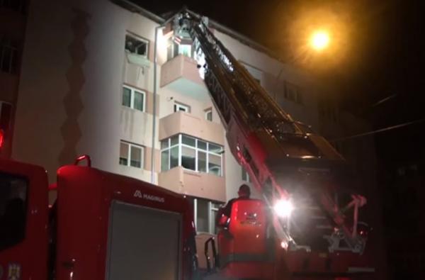 Clipe de panică în Alba Iulia, după ce un apartament a fost distrus de flăcări. Unul dintre proprietari a ajuns la spital