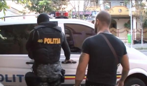 Atac desprins parcă din filmele cu mafioţi într-o pizzerie din Buzău. Şase indivizi au năvălit înarmaţi cu săbii şi topoare peste patron