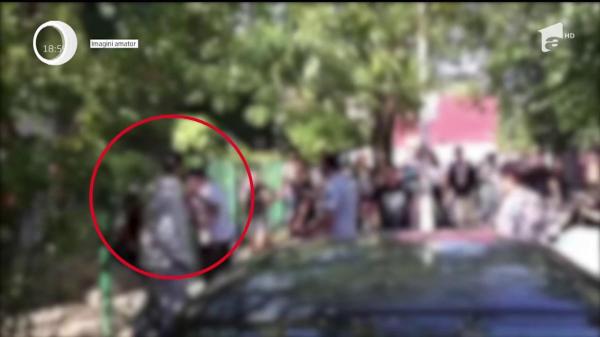 Imagini șocate la liceul Eugen Lovinescu, din București! Doi elevi sunt rupți în bătaie de colegii lor, de față cu părinți și profesori