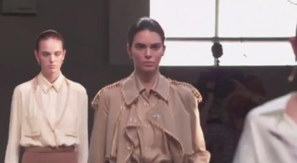 Burberry, colecție pentru toate generațiile. Pe podium a defilat şi Kendall Jenner