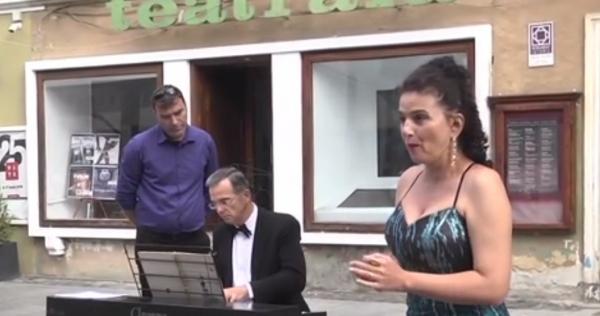 O pauză de operă, în stradă. Este noul mod prin care soliştii îşi atrag ascultătorii