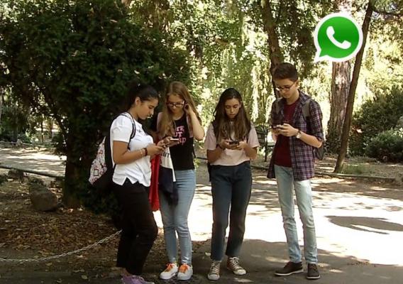 Elevii comunică mai des pe Facebook sau WhatsApp, decât față în față. Riscul depresiei a crescut semnificativ