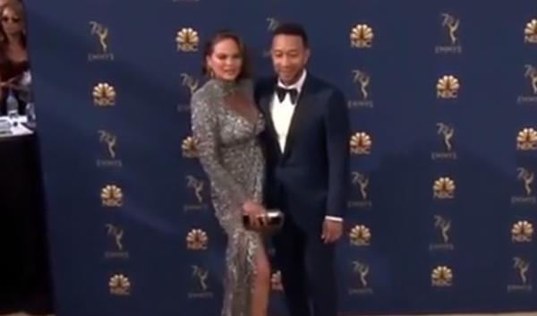 Chrissy Teigen a atras toată atenţia asupra ei la premiile Emmy. Soţia muzicianului John Legend a băut dintr-o ploscă, chiar pe covorul roşu