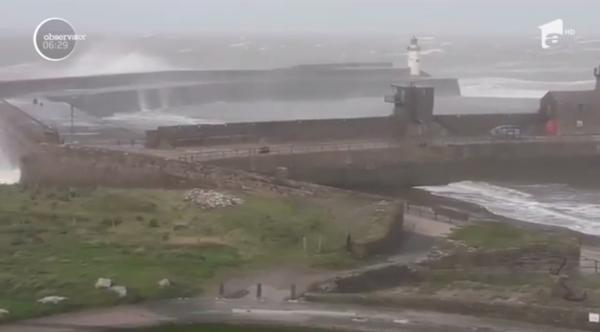 Furtuna deosebit de violentă, Ali, a făcut primele victime în Irlanda şi nordul Marii Britanii. Doi oameni au murit în urma prăpădului