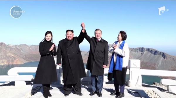 Peninsula Coreeană îşi regăseşte pacea. Liderii celor două Corei au fost fotografiaţi ţinându-se de mână