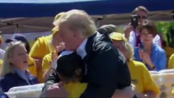 Donald Trump a reuşit, în sfârşit, să-i înduioşeze pe americani, după ce a îmbrăţişat un copil din oraşele devastate de uraganul Florence