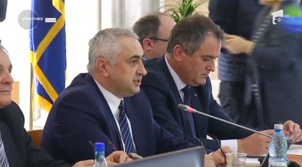 Ministrul Educaţiei a fost implicat într-un incident în trafic, după ce maşina în care se afla nu a oprit la semnalele unui echipaj de poliţie