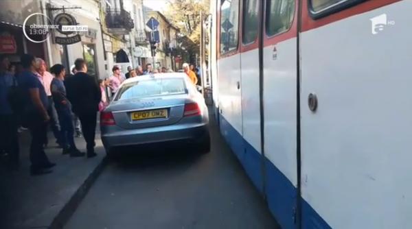 O parcare neregulamentară a paralizat traficul în centrul vechi al Iaşiului. De vină a fost un şofer de aproape 60 de ani