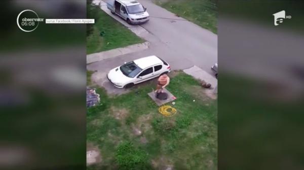Scene uluitoare în judeţul Neamţ! Un bărbat a făcut duş, în aer liber, la o cişmea din oraşul Bicaz