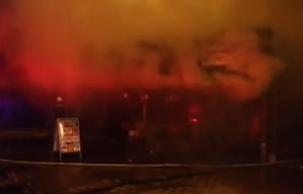 Un incendiu puternic a izbucnit în toaleta unui bar din Piatra Neamţ. În local se aflau mai multe persoane