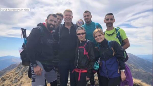 Familia prezidenţială petrece un weekend relaxant, la aer curat. Klaus Iohannis s-a fotografiat cu turiştii