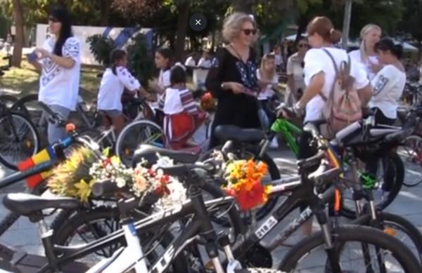 Portul tradiţional românesc a fost vedeta Skirt Bike, la Reşiţa