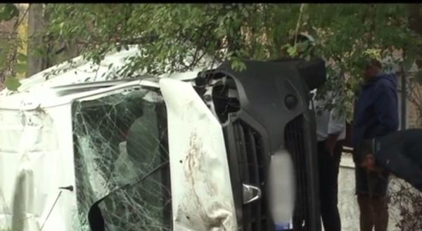 Accident grav în Gorj! O autoutilitară a fost izbită în plin de două mașini, după ce a intrat pe un drum fără să se asigure