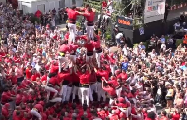 Cascadorie periculoasă în inima Barcelonei, la o competiţie inedită cu acrobaţi profesionişti