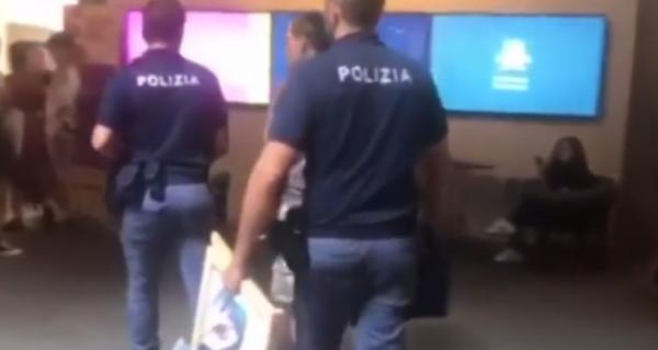 Artista sârbă Marina Abramovici, lovită în cap cu un tablou, în Florența