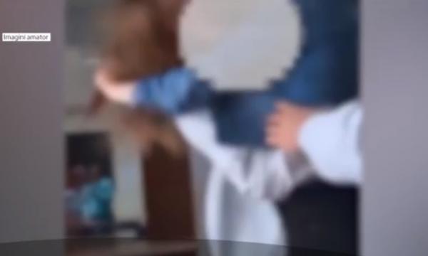 Anchetă la un liceu din Tg. Neamţ. Două eleve îşi împart pumni şi picioare, spre amuzamentul colegilor care le filmează (Video)