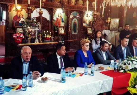 O biserică din Prahova a fost transformată în sală de şedinţe, pentru referendum. Zeci de preoţi şi de primari au discutat, cu spatele la altar