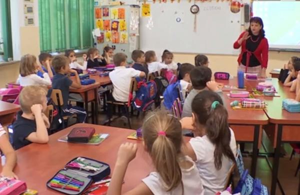 Școală fără manuale, dar cu auxiliare. Părinții trebuie să scoată bani mulţi din buzunar ca să cumpere tot ce au nevoie