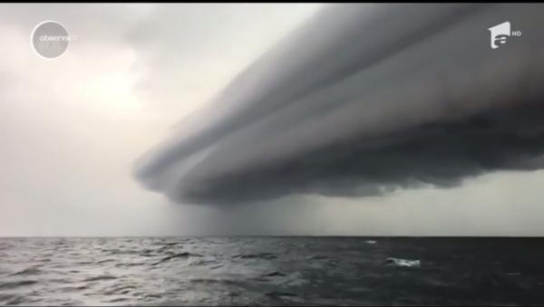 Fenomen spectaculos în Argentina. Un nor orizontal de foarte joasă altitudine a fost zărit de pescari