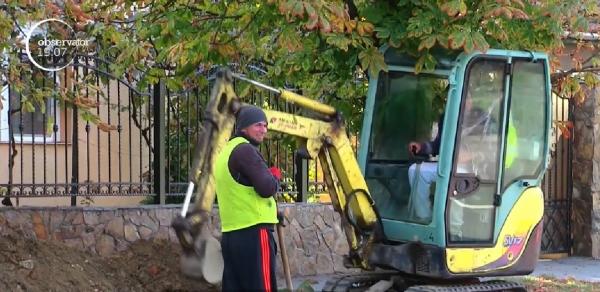 La doar patru ani, un copil din Oradea a urcat la volanul unei mașini și a lovit un bărbat