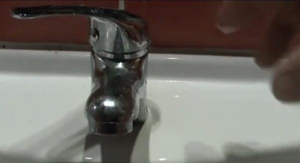 Constanța: Furnizorul și distribuitorul de căldură se ceartă, oamenii se spală la lighean