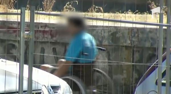 Scene incredibile surprinse în centrul Bucureştiului. Un bărbat simulează accidente în scaunul cu rotile