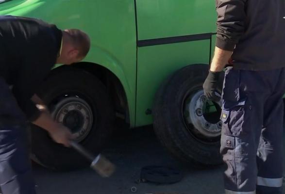 Vremea rea îi trimite pe şoferi direct în service-uri! Se grăbesc să îşi schimbe cauciucurile de vară cu cele de iarnă