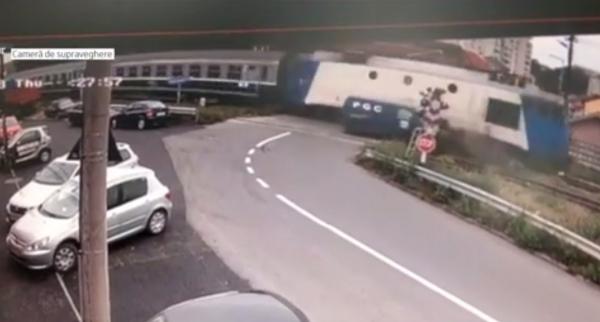 Mașină lovită violent de un tren, în Mureș. Pasagerii au scăpat ca prin minune