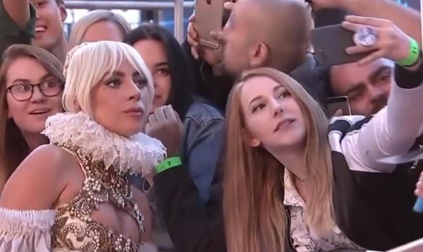 Lady Gaga a făcut furori la premiera filmului "A Star is Born", cu o rochie din epoca elisabetană