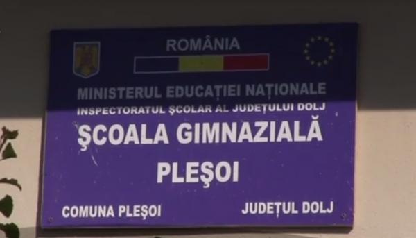 Scandal în localitatea doljeană Pleșoi! Elevii nu mai vor să vină la ore din cauza unui învățător beat