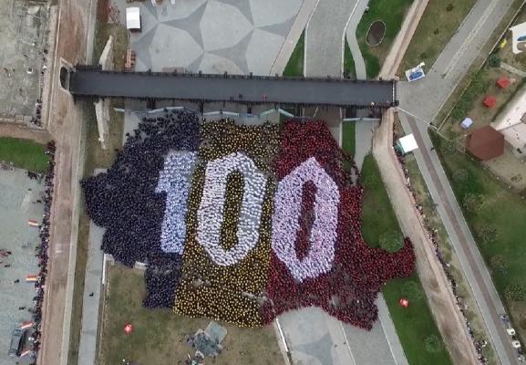 O hartă de record. Mii de oameni îmbrăcaţi în pelerine albe şi negre au format cu trupurile lor o uriaşă hartă a României