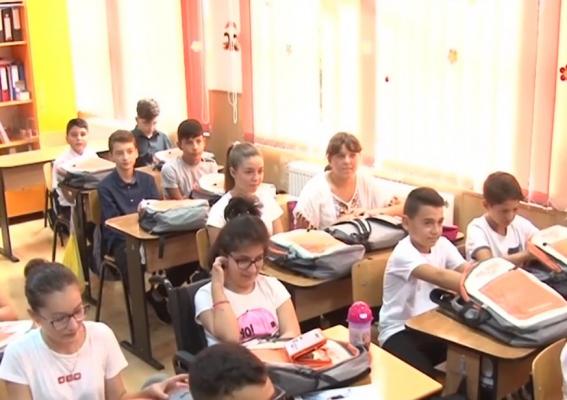 Fundaţia Mereu Aproape şi firma RURIS au dat rechizite la 2.400 de elevi din mediul rural