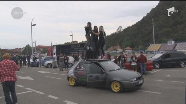 Festival de tunning la Cetatea Deva: mașini tunate și fete frumoase