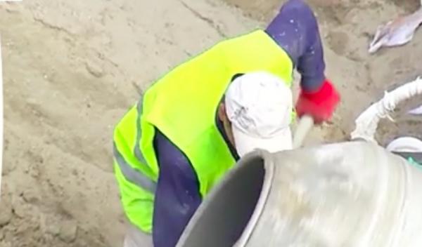 Un bărbat din judeţul Gorj şi-a băgat soţia cu capul într-o găleată cu beton, supărat că femeia greşise compoziţia mortarului