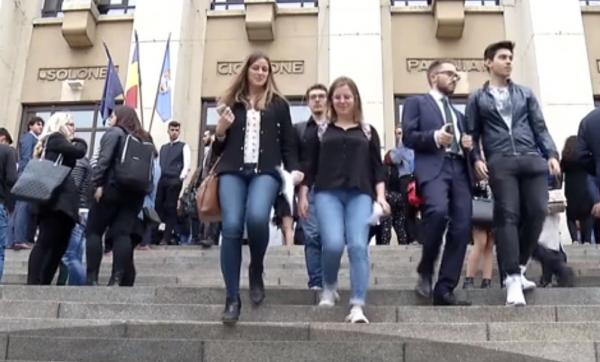 Nou an universitar a început cu studenţi mai puţini şi fără un ministru la Educaţie