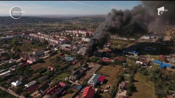 Panică într-un cartier din Suceava, după ce un centru de dezmembrări auto a luat foc. Focul ar fi fost pus intenţionat