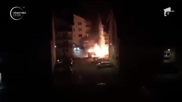 Imagini uluitoare în Cluj-Napoca. Un autoturism de lux a ars ca o torţă, în parcarea unui bloc