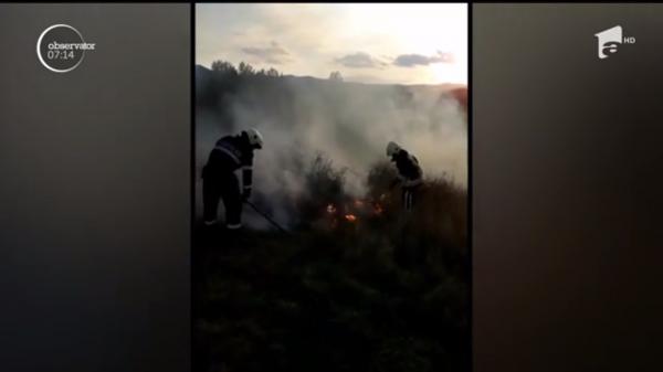 Incendiu de proporţii într-o comună din Caraş-Severin. Casele sătenilor, în pericol