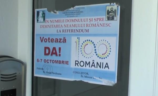 Un preot din Piatra Neamţ a fost amendat pentru că a lipit afişe pro-referendum în scările de bloc