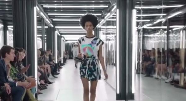 La Paris, săptămâna modei s-a încheiat cu prezentarea colecţiei Louis Vuitton, chiar în faţa Muzeului Luvru