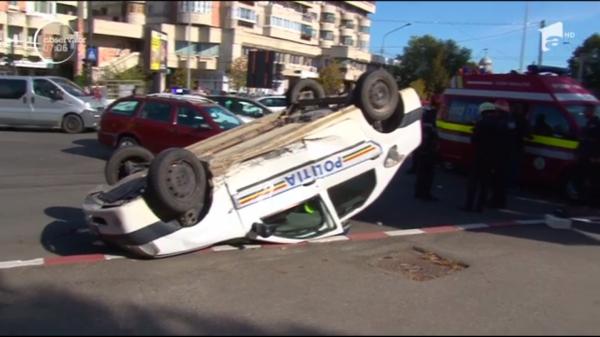 Doi poliţişti au fost răniţi într-un accident rutier, în Piteşti. În urma impactului, autospeciala s-a răsturnat