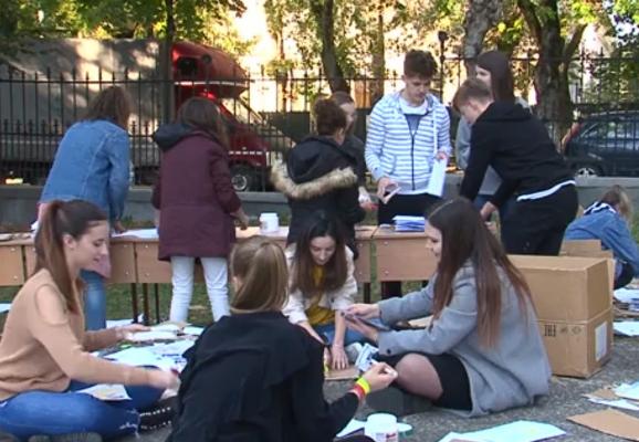 Tablou de Cartea Recordurilor în curtea Colegiului Naţional Unirea din Târgu Mureş